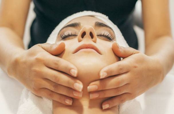 Are Facial Extractions Good or Bad? Estheticians Are *Finally* Revealing the Truth