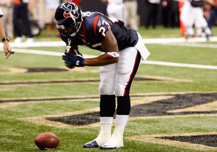 Arian Foster doing his signature namaste bow in the end zone. (Photo: Img Kid)