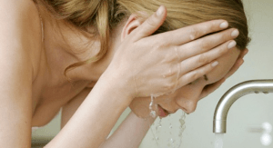Cheat Sheet: How to Deal With Acne and Breakouts Without Using Chemicals