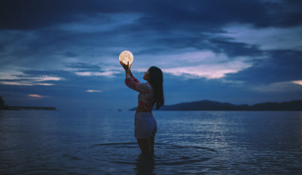 An Astrologer's 9 Tips for Starting Your Own Full Moon Ritual