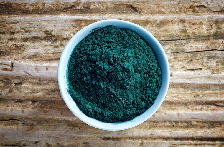benefits of spirulina powder in a cup