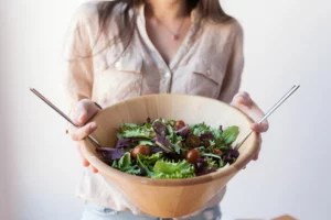6 essential tips to ordering the most nutritious salad on your lunch hour