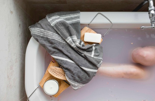 Apple Cider Vinegar Baths Are a Thing, Here's How to Have One