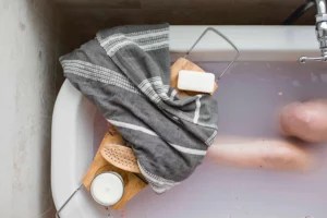 Apple cider vinegar baths are a thing, here's how to have one