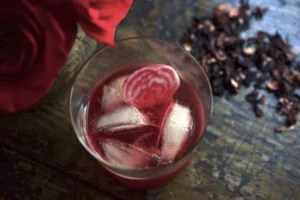 Sweet meets smoky in this mezcal hibiscus tea cocktail recipe