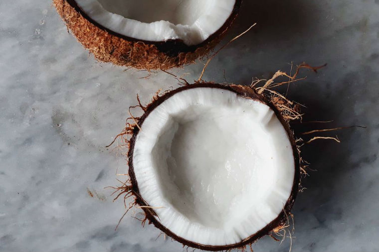 elle macpherson likes pulling with coconut oil