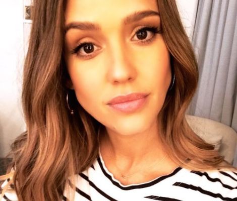 The One Thing That Jessica Alba Swears by to Clear Her Acne