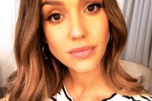 The one thing that Jessica Alba swears by to clear her acne