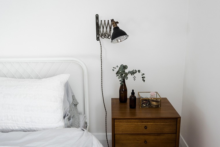 How to feng shui your nightstand