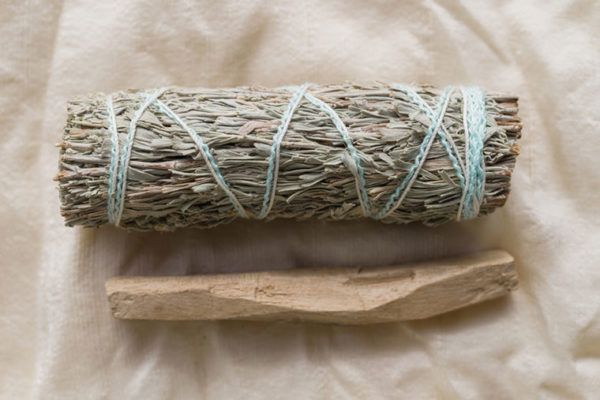 7 Different Ways to Smudge Your Home for All the Good Vibes