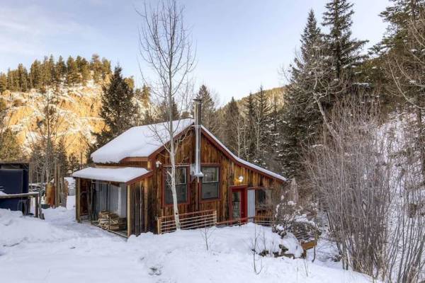 7 Cozy Cabins You Can Still Book for a No-Fuss, Hygge-Filled New Year’s Eve