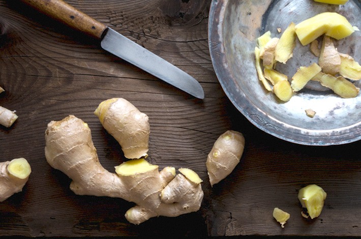 THE ONE SPOON HACK YOU NEED TO KNOW TO PEEL GINGER LIKE A PRO