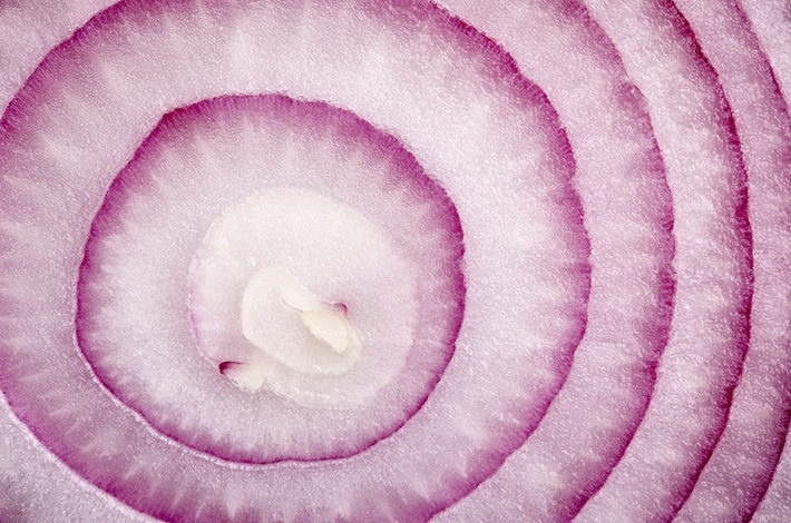 IT’S SETTLED: THIS IS THE RIGHT WAY TO CUT AN ONION (WITHOUT TEARING UP!)