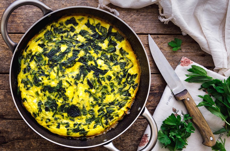 Egg and spinach omelette as a healthy breakfast.