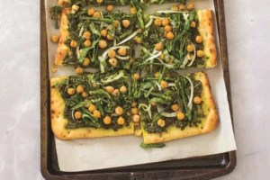 Refuel post-workout with this protein-packed kale pesto flatbread pizza
