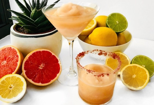 This Low-Sugar Grapefruit Margarita Is the Perfect Make-Ahead Drink for Your Oscars Party