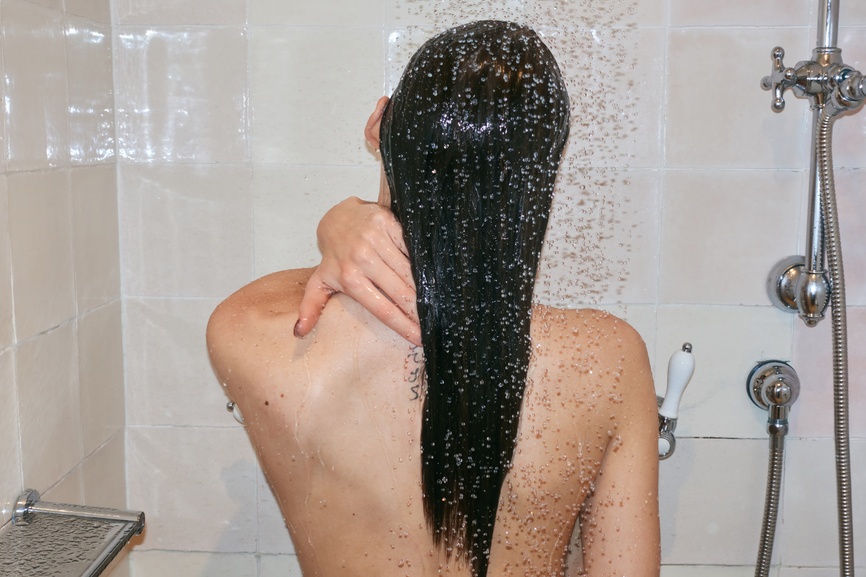 Парни девушки в душе видео. Волосы после душа. Волосы после душа объявление. Woman take a Shower.