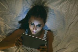 Do "night shift" modes on electronics really help you sleep better?