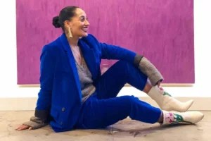 Tracee Ellis Ross does this modified "fire hydrant" move to work out her glutes