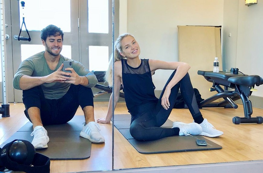 3 toning moves Romee Strijd uses after flights