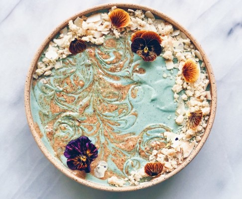 How to Make a Next-Level Golden Mint Smoothie Bowl