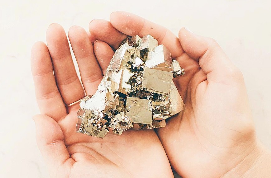 Carry these 5 crystals for wealth and abundance