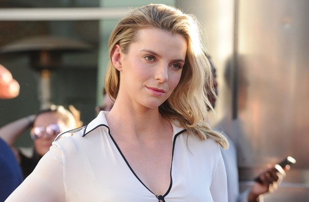 The 6-Ingredient Green Smoothie That Gives "GLOW" Star Betty Gilpin Her, Well, Glow