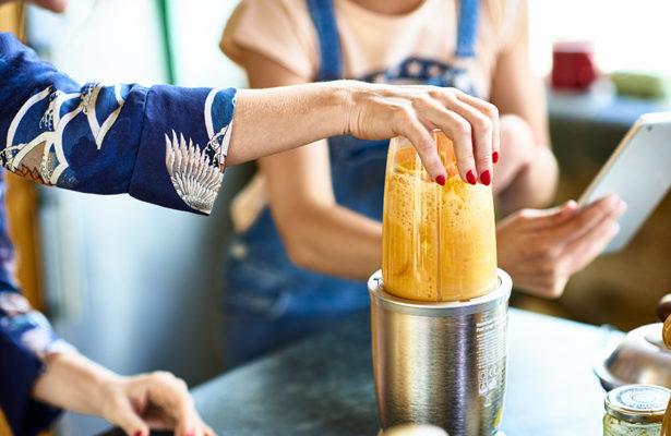 An Anti-Inflammatory, Ginger-Peach Smoothie Recipe to Crush Summer Bloat