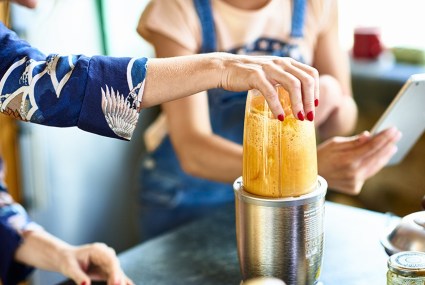 An anti-inflammatory ginger peach smoothie recipe that'll crush summer bloat