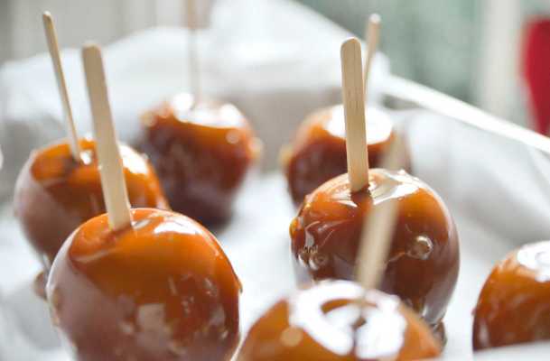 Fall Came Early: This 2-Ingredient Vegan Caramel Sauce Is Perfect for Apple Dippin’