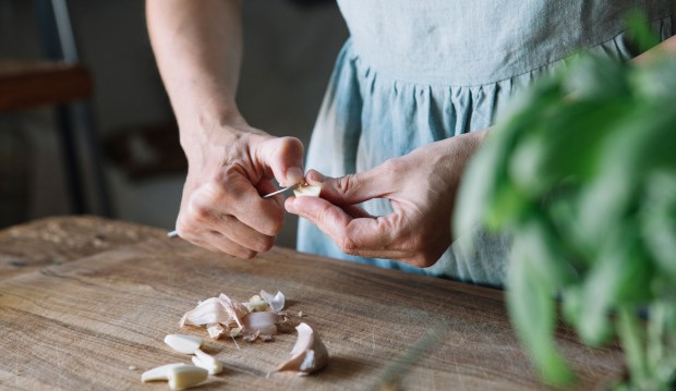 7 Health Benefits of Raw Garlic That Make It Worth the Stinky Breath