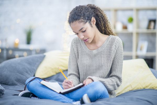 5 Ways Picking up a Journaling Habit Is Basically a Gift to Your Mental Health