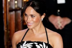 I saw Meghan Markle wearing body shimmer, so now I'm buying body shimmer