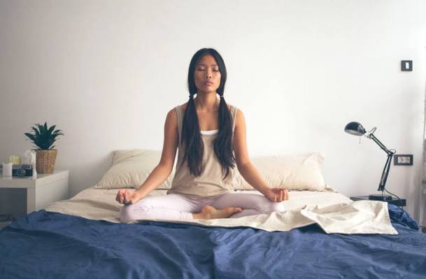 A Sleep Therapist's 5-Step, ZZZ-Inducing Meditation to Put Restless Nights to Bed