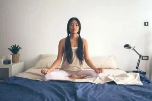 A sleep therapist's 5-step, ZZZ-inducing meditation to put restless nights to bed