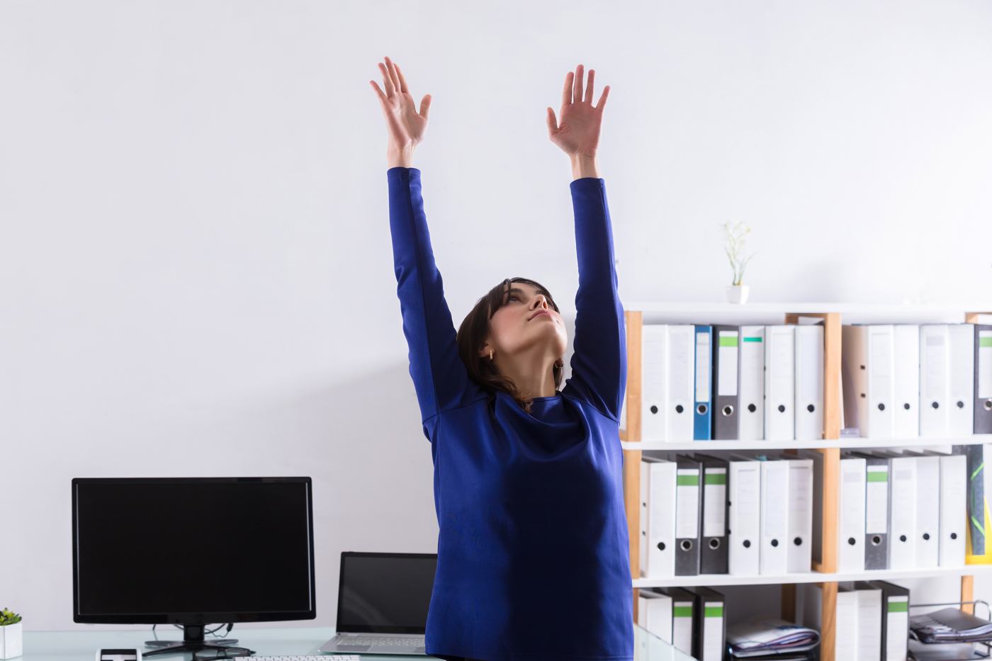 Watch out, tread desk: These in-office ab moves are coming for your spotlight