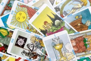 How to pick your tarot card for 2019—and what it means for the year ahead