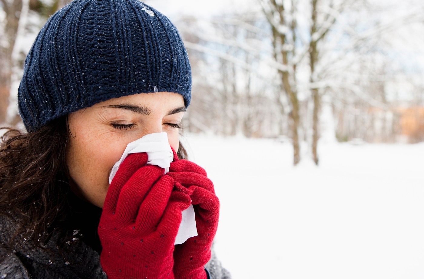Легкий вариант заболеть зимой. Catch a Cold. Фото зима и здоровье человека. Woman sneezing in Snow. Lets cold