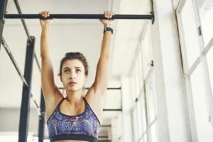 Can't kip (yet)? Here's how to get strong enough to touch your toes to the pull-up bar