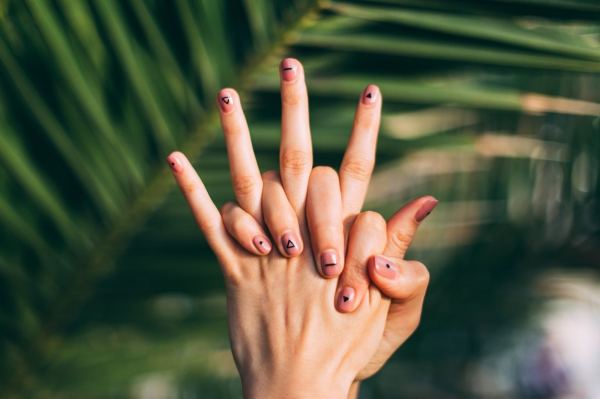 5 Minimalist Nail Art Designs You Can Do Yourself in 15 Seconds