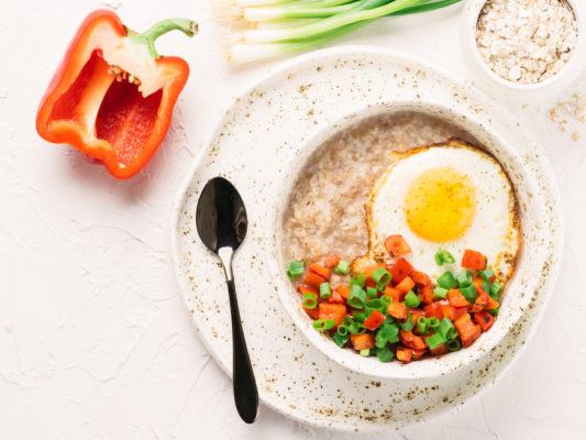 These Genius Tips From Top Dietitians Make a Bowl of Oatmeal so Much More Delicious