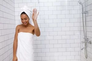 Does 'moisturizing body wash' for dry skin even work? Here's what dermatologists think
