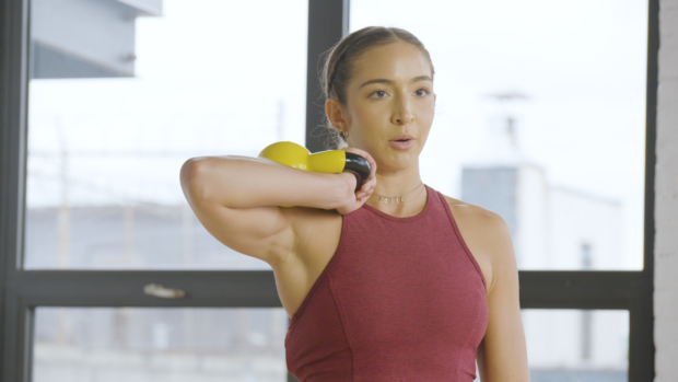 A Trainer Shows Us How to Tell If Your Kettlebell Is Too Heavy for Your...