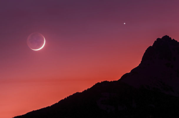 Venus and the Moon Will Share a Smooch Tonight—Here's What That Means for Your Own...