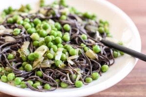 7 healthy ways to use up frozen peas, the OG high-fiber freezer staple