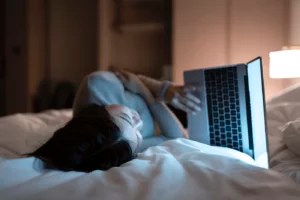 'Revenge Bedtime Procrastination' Is the Chinese Term To Describe So Many of Our Nighttime Behaviors