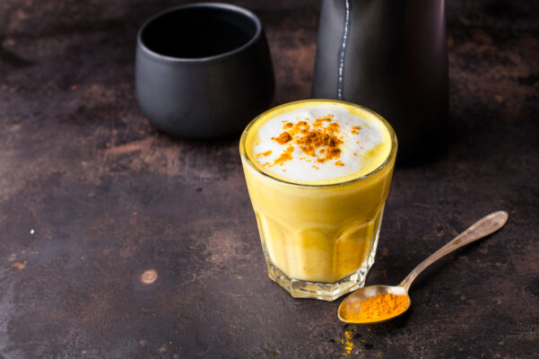 This Turmeric, Ginger, and Apple Spice Smoothie Is the Anti-Inflammatory Sip That Will Take You...
