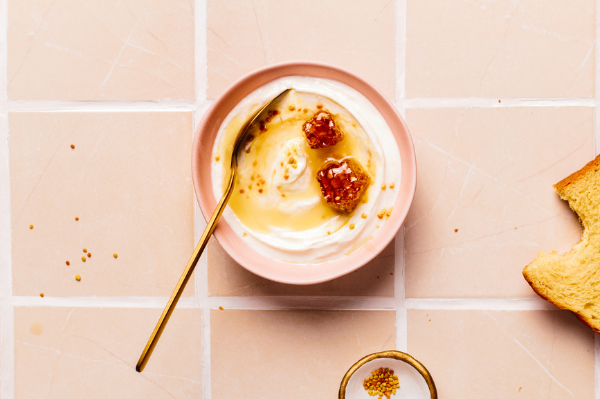 manuka honey benefits in a bowl