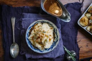 7 Vegan Gravy Recipes You'll Want To Use on Your Entire Thanksgiving Plate