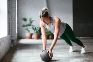 7 Beginner Medicine Ball Exercises To Fire Up Your Core